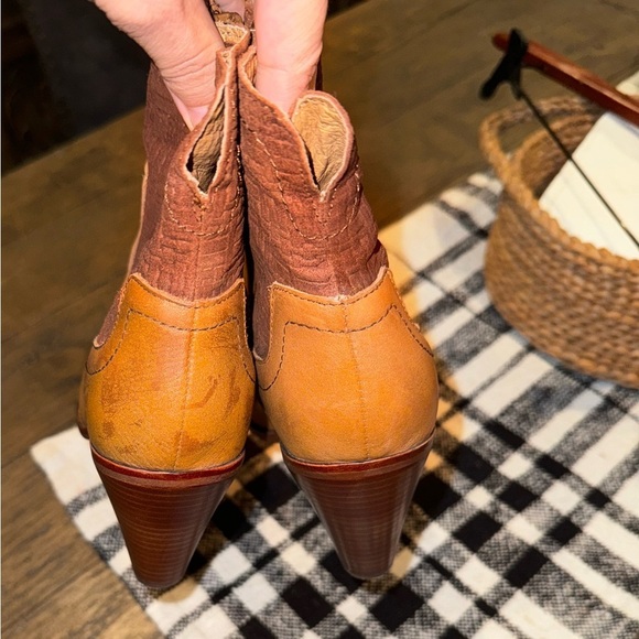 Corso Como Brown Leather & Suede Rounded Toe Ankle Zip Booties Size 7.5
